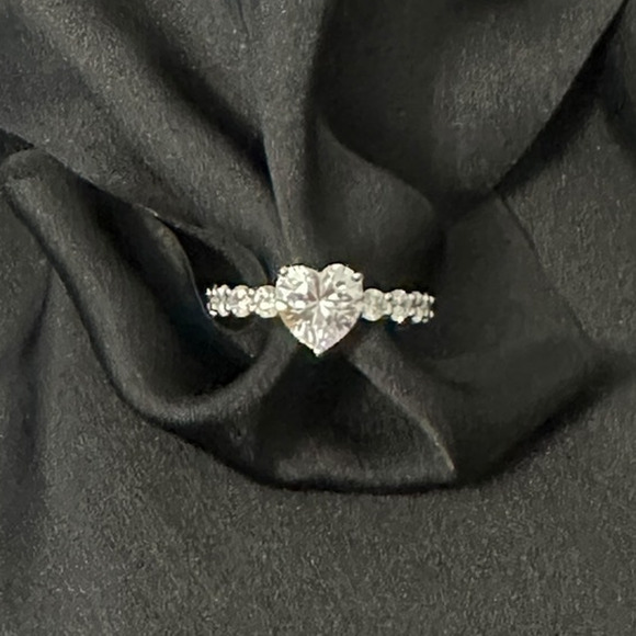 Heart Ring with Cubic Zirconia Elegant & Sparkling Jewelry for Women Size 8 - Picture 5 of 5